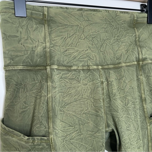 Lululemon Fast and Free Short 10" in Ice Wash
Moss Green yoga Athleisure - Picture 11 of 12